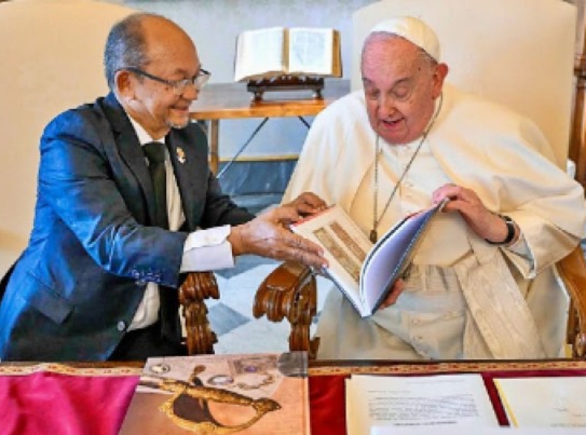 Head of the Presidential Transitional Council Leslie Voltaire (left) with Pope Francis during their meeting last weekend